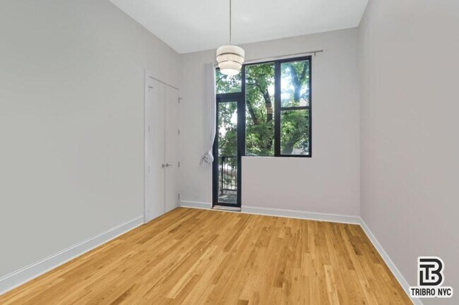 Foto del edificio - 3 bedroom in ASTORIA NY 11106