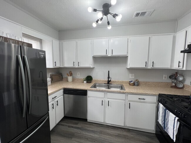 Building Photo - 2077 Drennon Ave