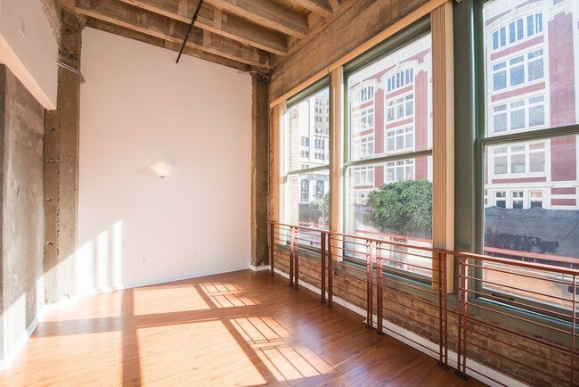 Building Photo - 500 W 7th St