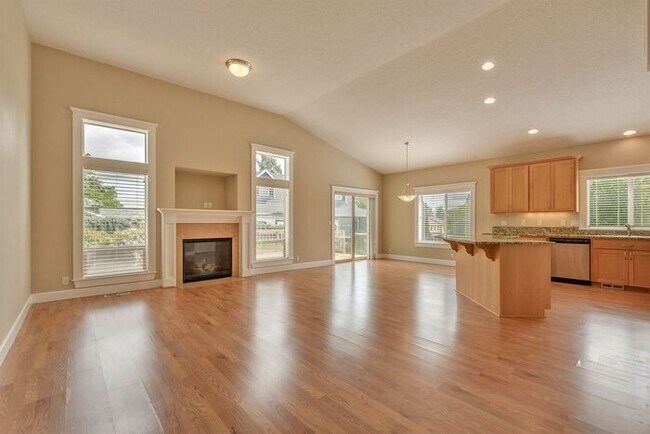 Foto del edificio - Move In Ready One Level Vaulted Ceiling Home Close to Pacific University!