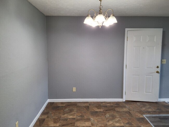 Foto del edificio - Comfy 2 Bedroom, 1 Bath Apartment located ...