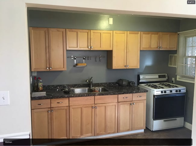 Building Photo - 3 Bedroom, 1 Bath Townhome