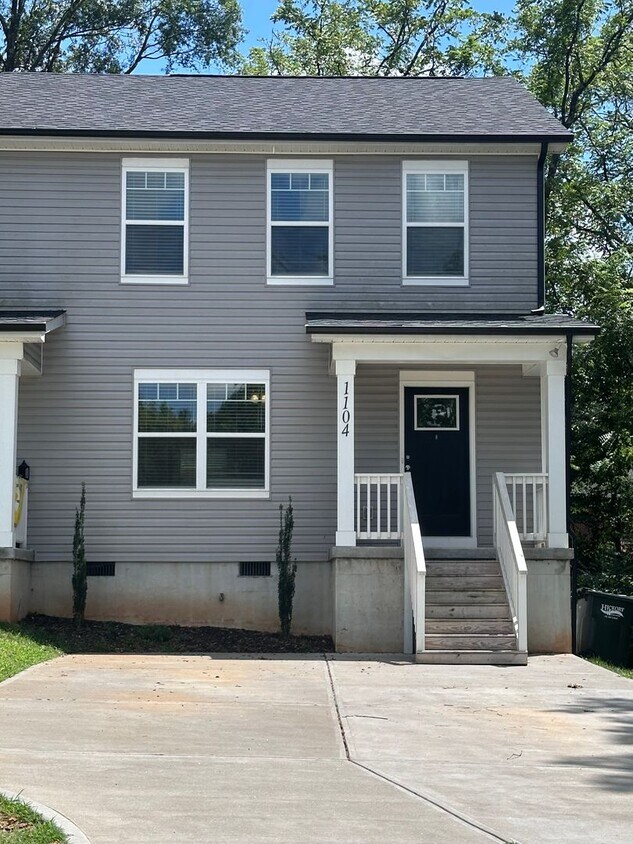 Foto principal - Modern 3BR/2.5BA Duplex – Perfect Location...