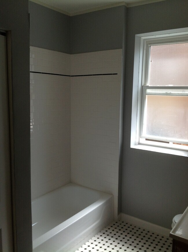 Building Photo - 2338 N Avers Ave