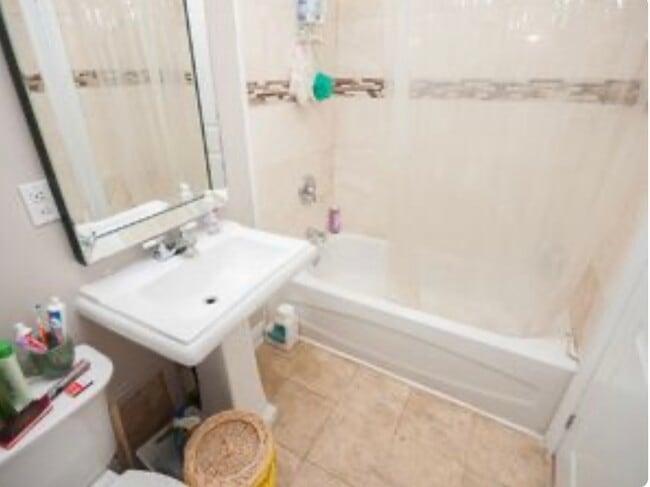 Building Photo - 2878 Dundas St W