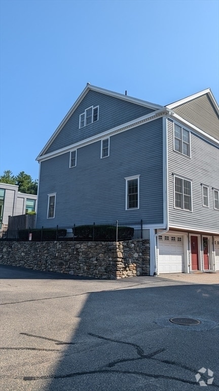 Building Photo - 894 Main St
