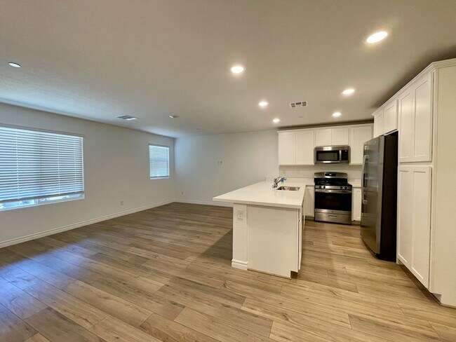 Foto del edificio - Gated 3 Bed, 2.5 Bath, 2 Car Garage Townho...