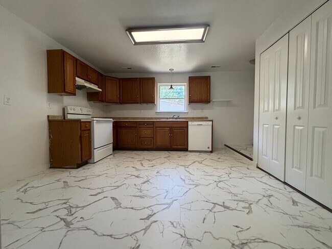 Foto del edificio - Great Home 3 Bedroom 1 bathroom