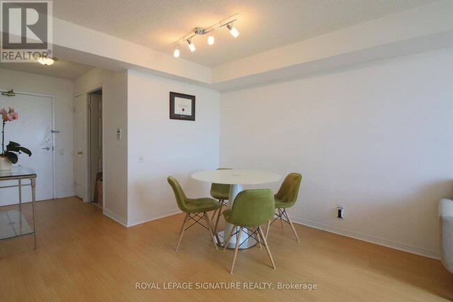 Photo du bâtiment - 8-2218 Hillcrest Ave
