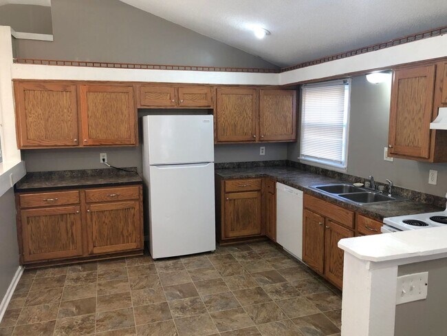 Foto del edificio - 3 Bed, 1 Bath, 2 Car Garage!!