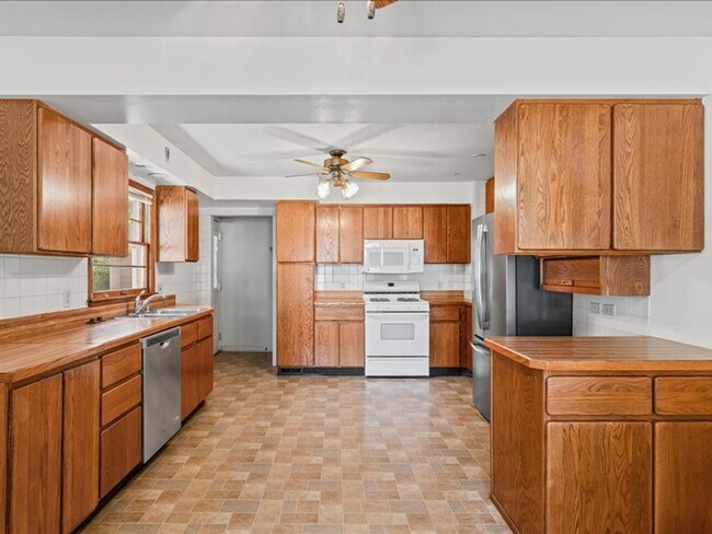 Foto del edificio - Spacious 3-Bedroom Home with Oversized Garage Space!