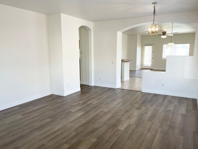 Foto del edificio - Renovated 4 Bedroom/2 Bath Single Level Ho...