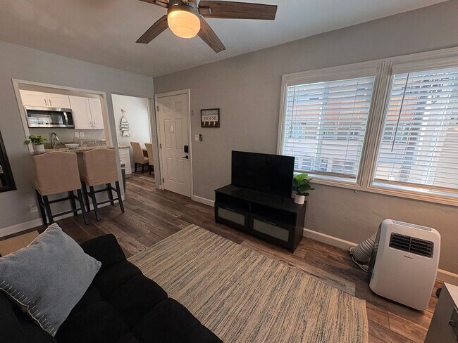 Foto del edificio - Updated Furnished Unit Half A Block From Beach