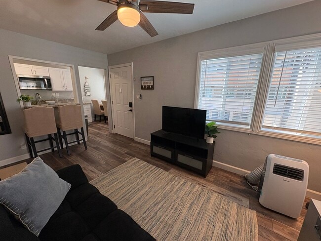 Building Photo - Updated Furnished Unit Half A Block From Beach