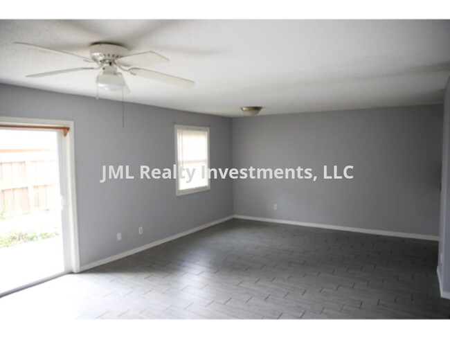 1 Bedroom/1Bath Condo with small fenced ya... photo'