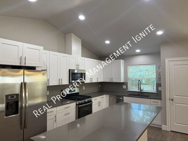 Building Photo - 451 NE Oak Ave