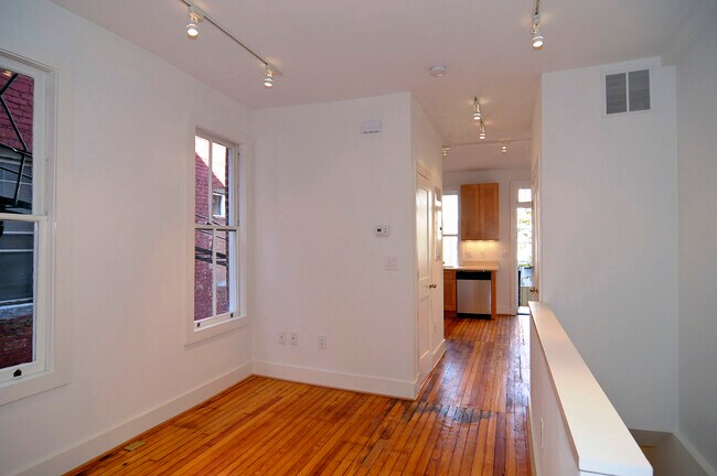 Foto del edificio - 749 Park Rd NW