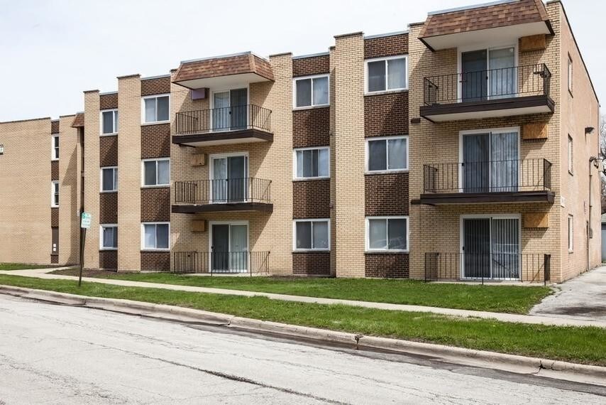 10 W 137th ST Apartments in Riverdale, IL