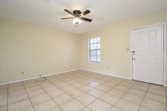 Foto del edificio - Northeast Pensacola 3BR Cul-de-Sac Home Near Olive Rd with No Carpet, Jack-and-Jill Bath & Large ...