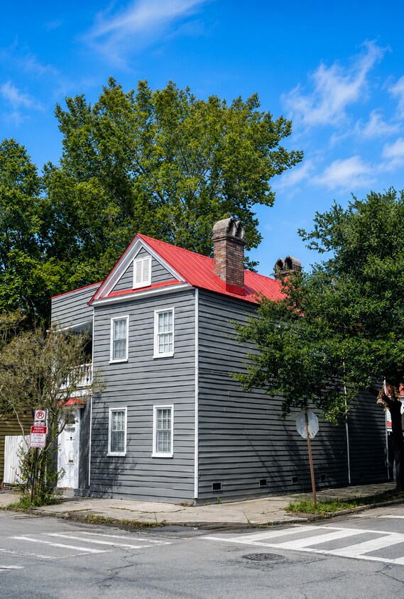 Building Photo - 5 Bedroom 2.5 Bath Home close to CofC and MUSC