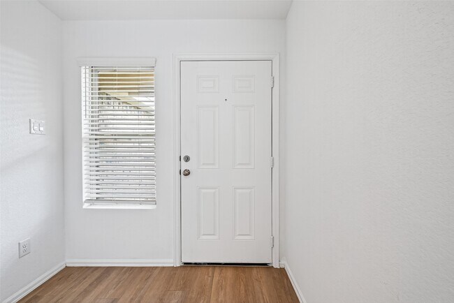 Foto del edificio - 7719 Cedar Birch Dr