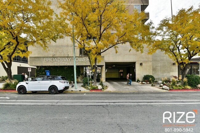 Foto del edificio - 230 E Broadway
