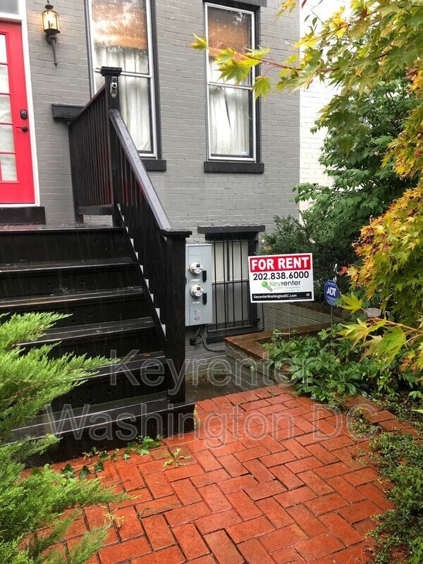 Building Photo - 1351 A St NE