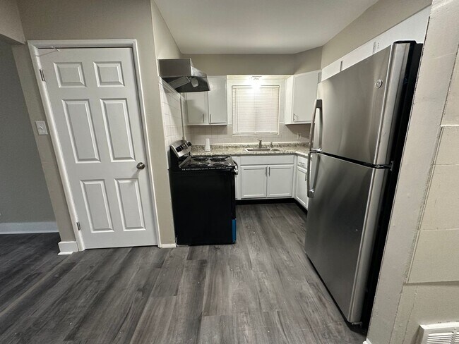 Foto del edificio - Renovated Two Bedroom One Bath Home Coming...