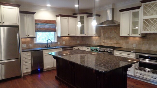 Building Photo - Craftsman 5 Bed /3 bath Home- Heart of Eli...
