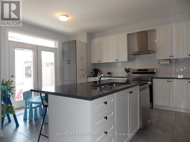 Building Photo - 809 Derreen Ave