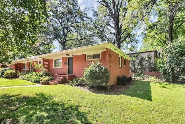 Building Photo - 2BD/1BA End Unit on Pecan Ave!