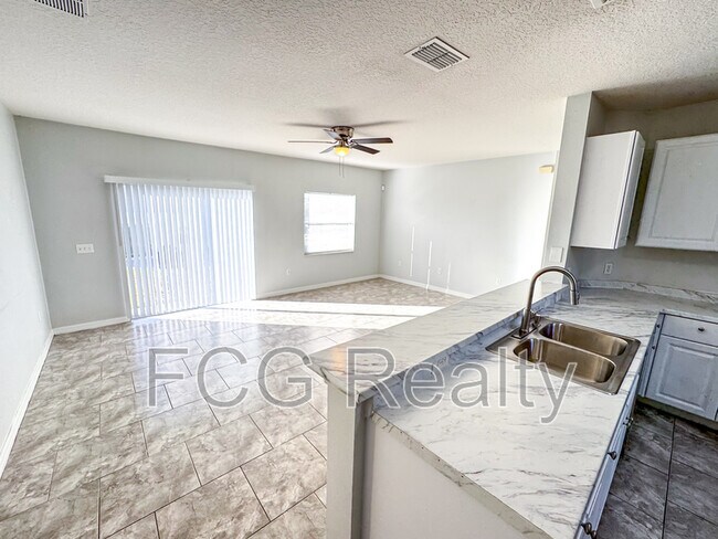 Building Photo - 702 Colville Pl