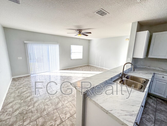 Foto del edificio - 702 Colville Pl