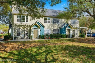 Building Photo - 13700 Richmond Park Dr N
