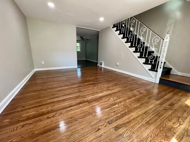 Building Photo - Newly Renovated 3-Bedroom Single Family Ho...