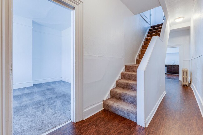 Foto del edificio - AVAILABLE July 2026 - Huge 5 Bedroom, 2 Bath Home in South Side Slopes w/ Garage Attached!