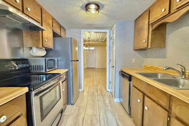 Building Photo - AVAILABLE MID-MARCH 2026! (No Pets Preferred)