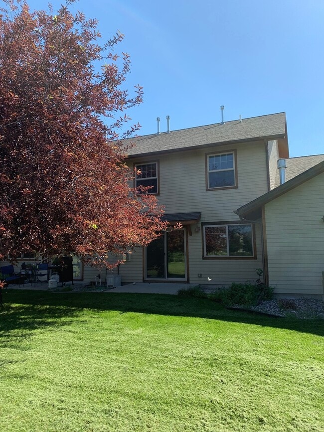 Building Photo - 3 Bed 2.5 Bath Condo that backs to the park!