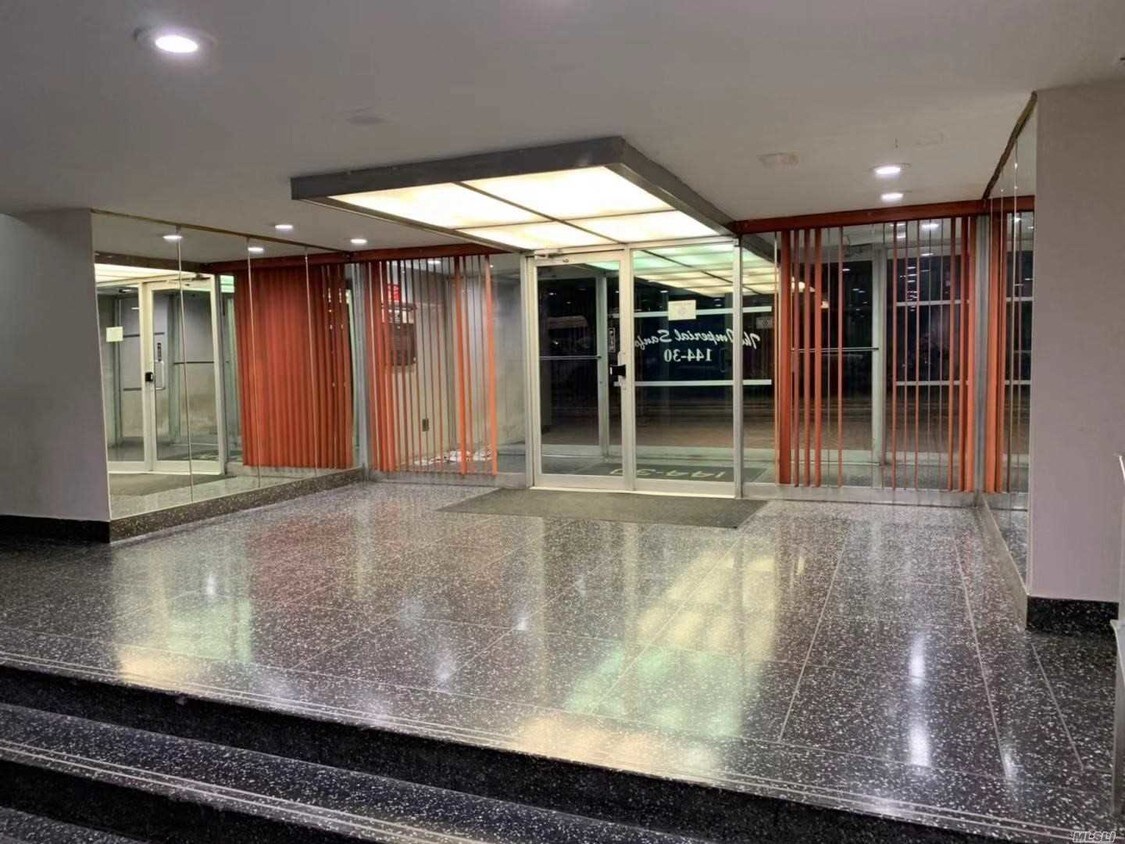 Foto del edificio - 144-30 Sanford Ave