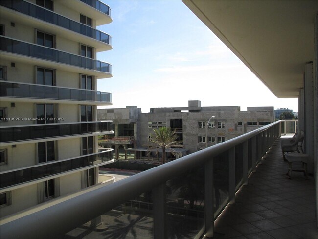 Foto del edificio - 9595 Collins Ave Ave