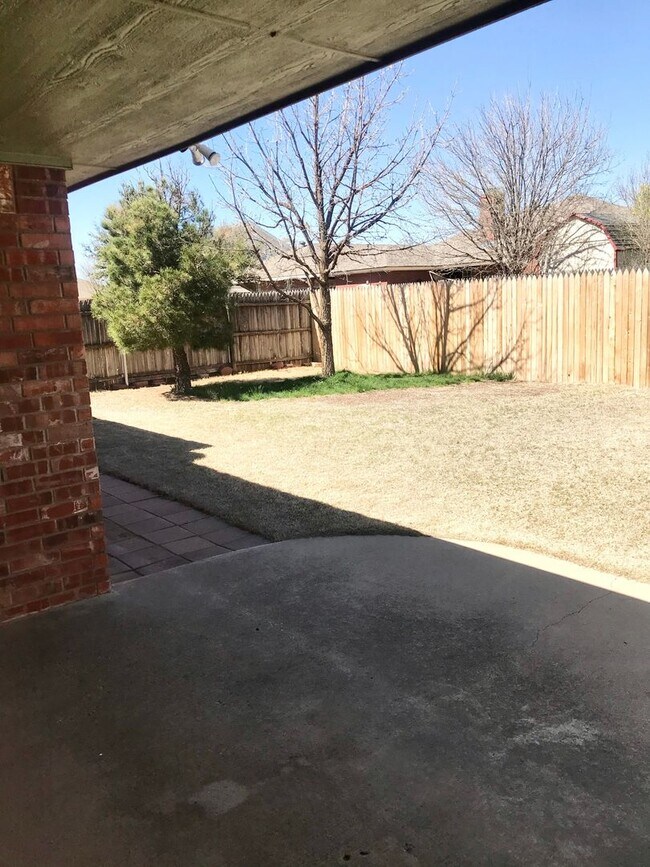 Building Photo - Fantastic 3/2/2 located in South Lubbock! ...