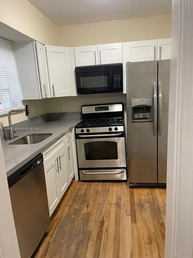 Foto del edificio - 815 W 40th St