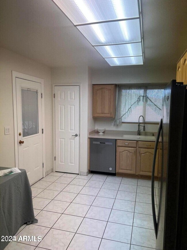 Foto del edificio - 14210 W Boswell Blvd