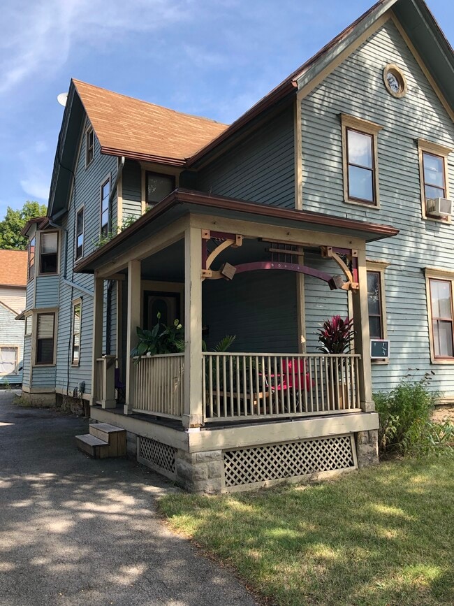 Building Photo - 652 University Ave