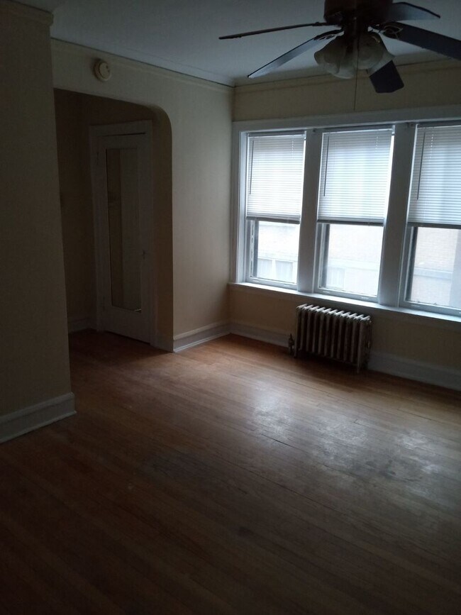 Building Photo - 7516 N Hoyne Ave