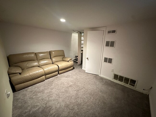 Foto del edificio - 2B1B three story town house with finished basement