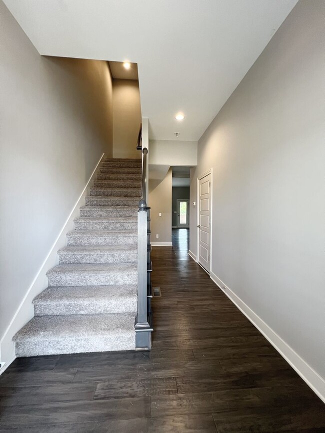 Foto del edificio - SEE IT NOW: Modern 3-Bedroom Townhome with...
