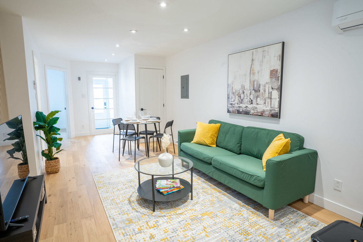 Primary Photo - 2440 Rue de Rouen