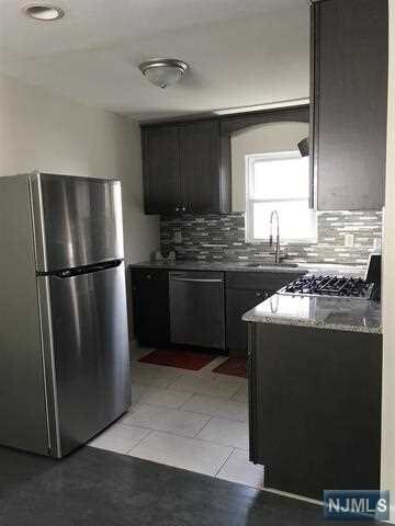 Primary Photo - 275 Maple St