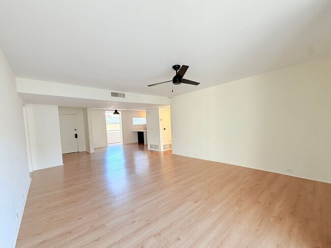 Foto del edificio - AVAILABLE NOW! 2 Bedroom 2 Bathroom Condo ...